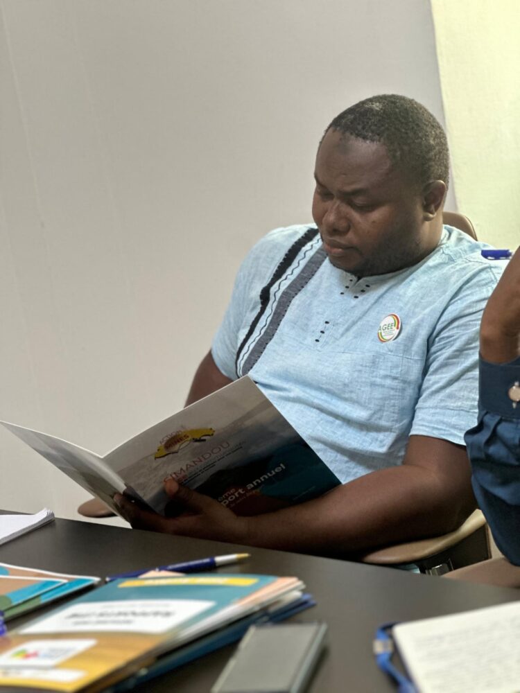 Réunion de concertation entre l’ONG Action Mines Guinée et l’Agence Guinéenne d’Évaluation Environnementale (AGEE)